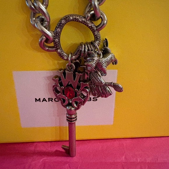 🔑🧙‍♀️🐶 MARC JACOBS X WIZARD OF OZ CHARM SHOULDER STRAP 🐶🧙‍♀️🔑 NWT 🧙‍♀️🔑 - Picture 16 of 16